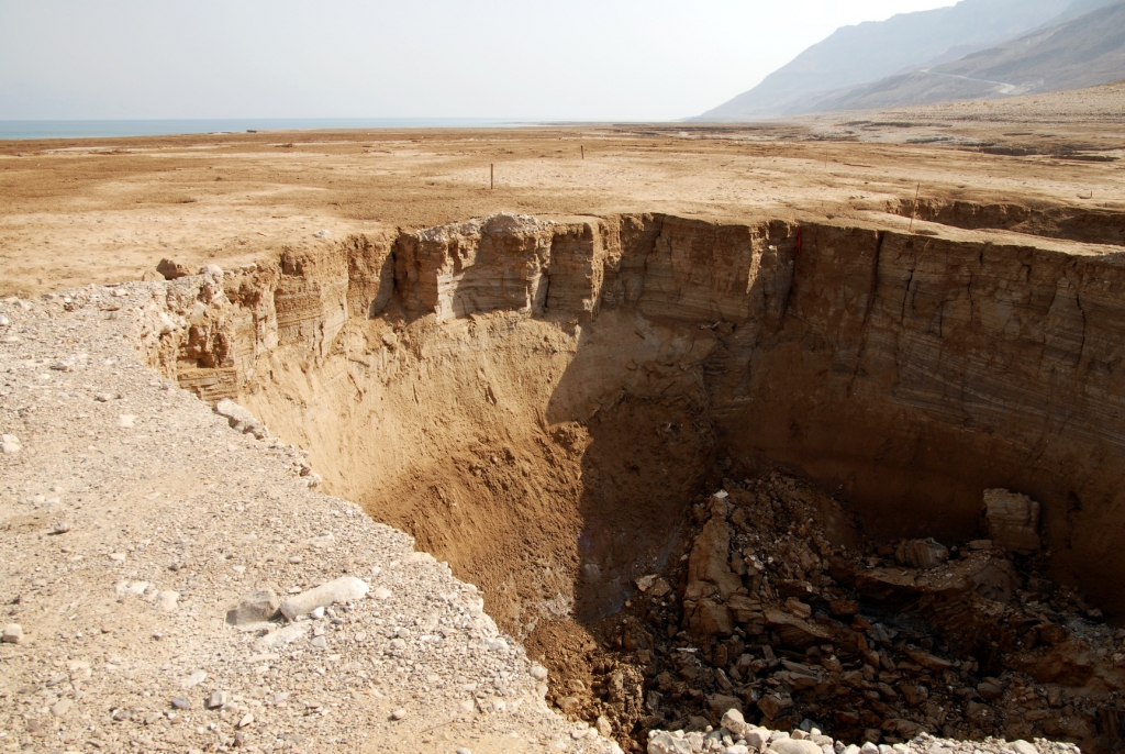 sinkhole-landforms-sinkhole